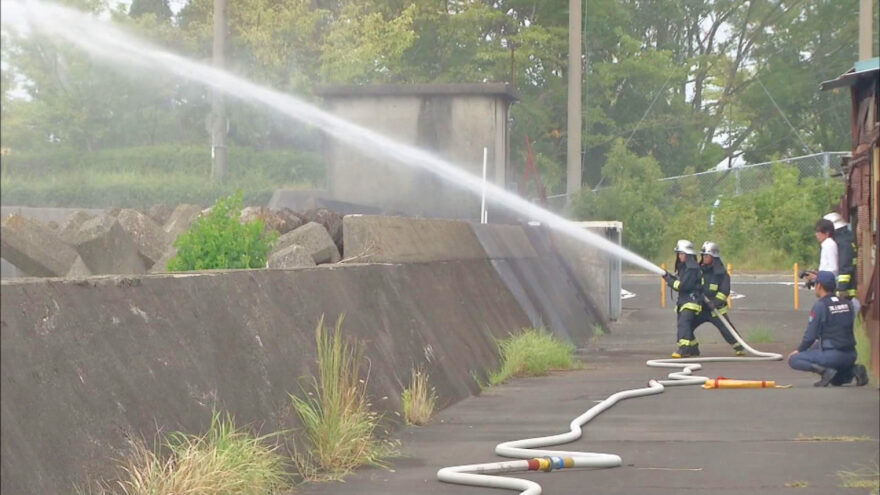 大地震を想定し、海上保安部と消防が合同で放水訓練