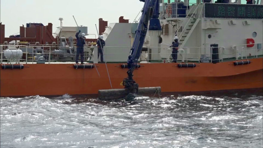 台風で海に大量の漂流物  航路確保のための除去訓練