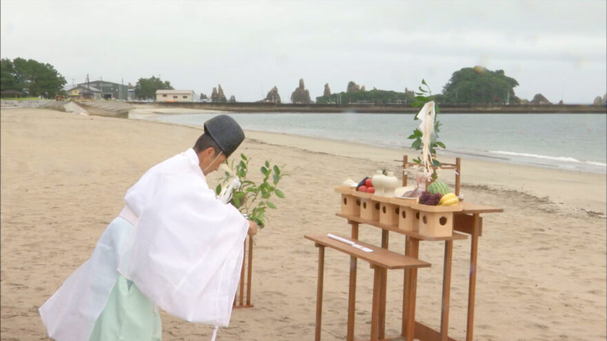 橋杭海水浴場海開きを前に神事