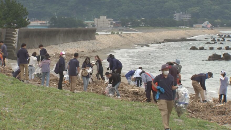 片男波海岸で清掃活動