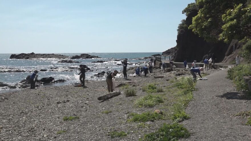 那智勝浦町の海岸で清掃活動